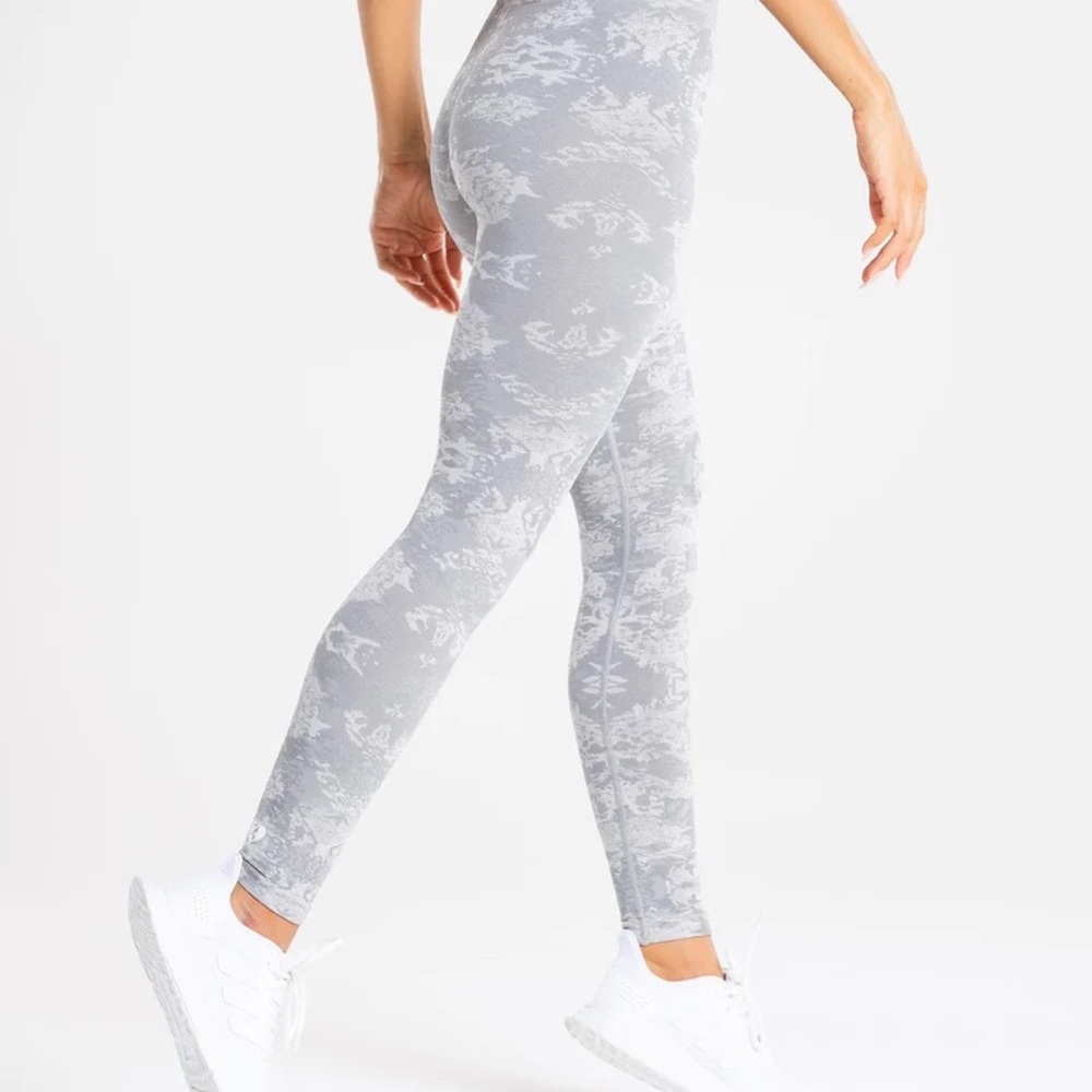 NWT Womens Best Camo Leggings Grey | Small